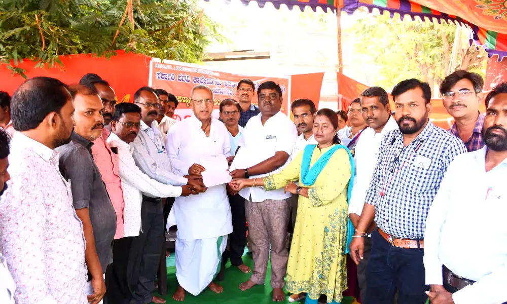 Protest demanding that the service of guest lecturers should be permanent at yadgiri