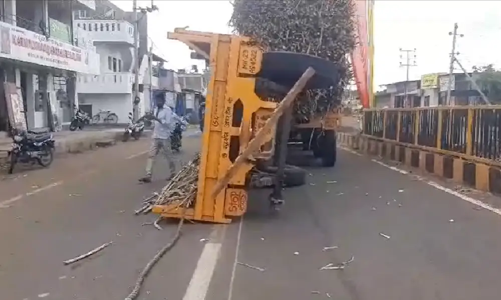 Sugar cane tractor overturn in Mudhol