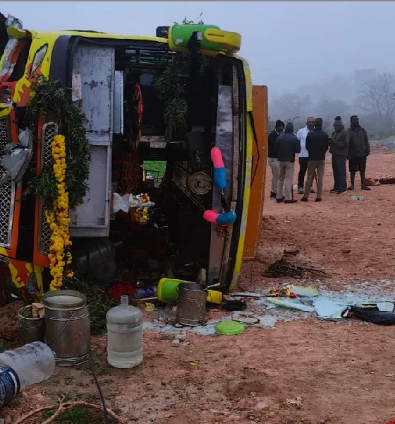Bus on its way to Omshakti overturns Maladhari injured serious