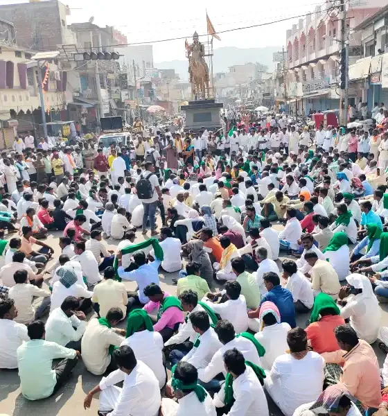 Demand for release of canal water Massive protest by farmers in Shahpur