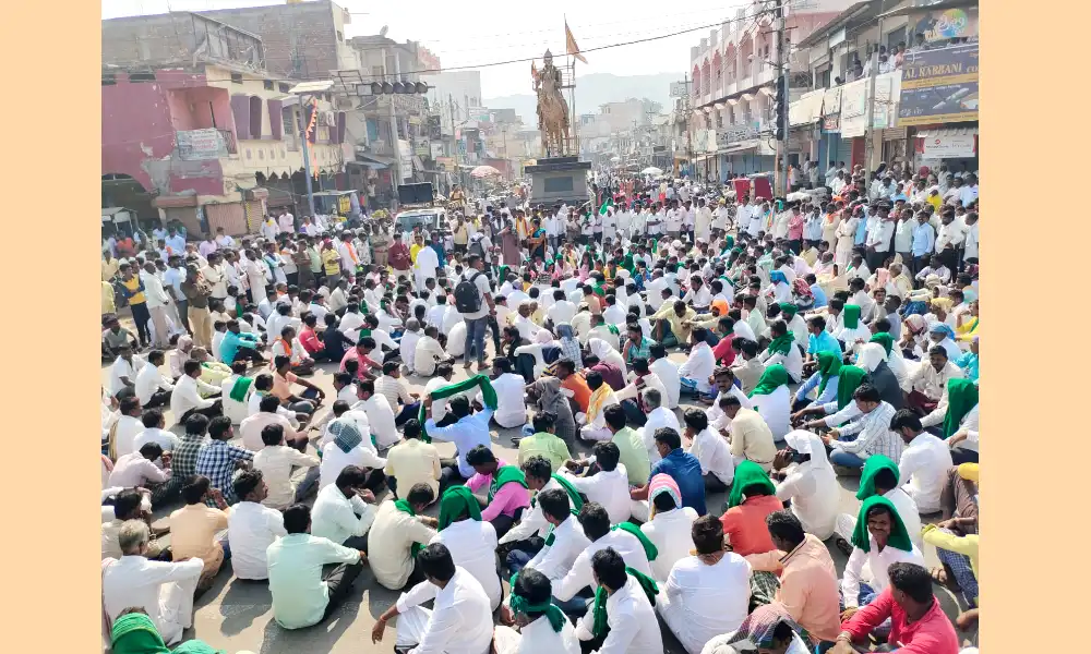 Demand for release of canal water Massive protest by farmers in Shahpur