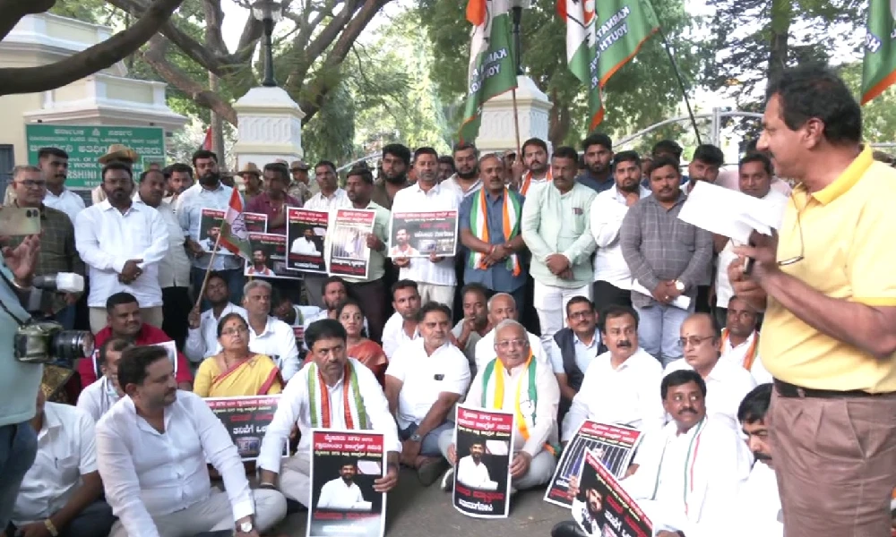 Congress protests in front of Pratap Simha's office