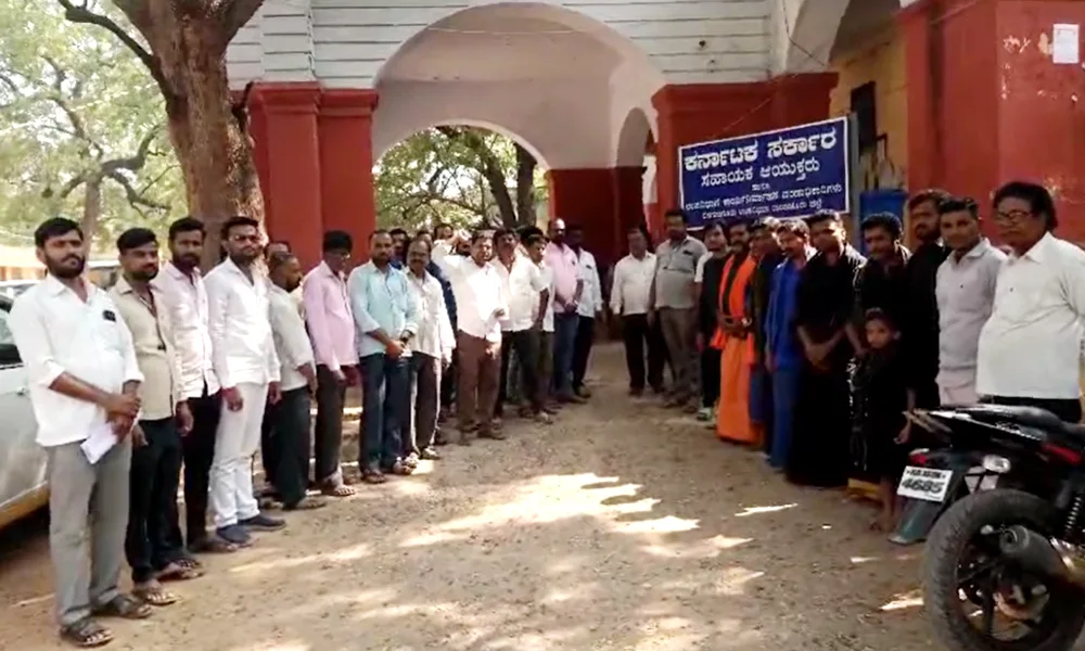 Protest demanding dismissal of Shamanur Shivshankarappa from the post of MLA at lingasugur