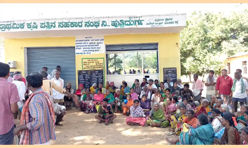 Protest in Hutridurga village demanding distribution of adequate ration