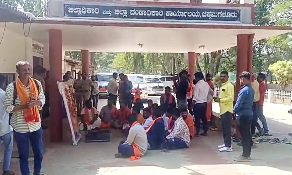 Protest at Chikmagalur for not allowed to perform Taraka Homa