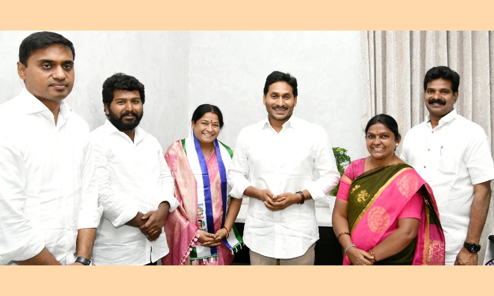 Former Ballari MP Shantha joins YSRCP