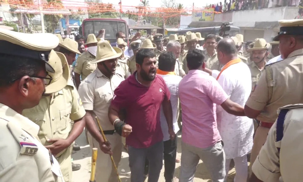 Police lathicharge those who came to erect Hanuman flag in Keragodu