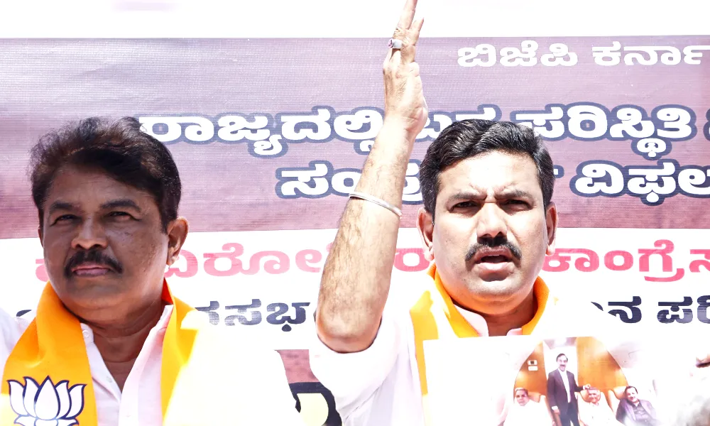 BJP protest at Gandhi statue in Bangalore