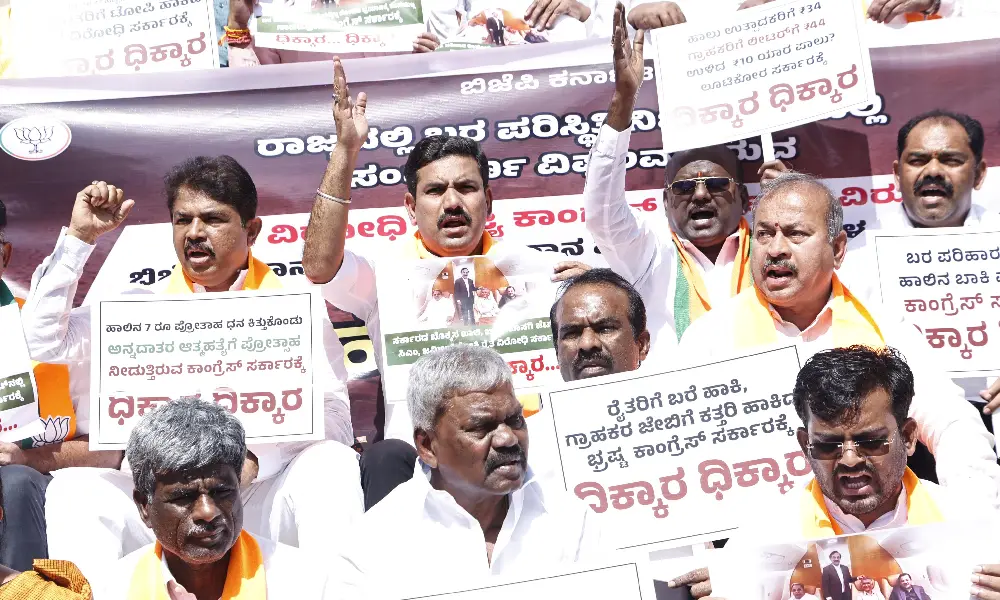 BJP protest at Gandhi statue in Bangalore