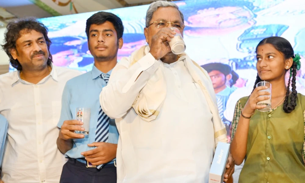 CM Siddaramaiah drank ragi malt and gave it to student