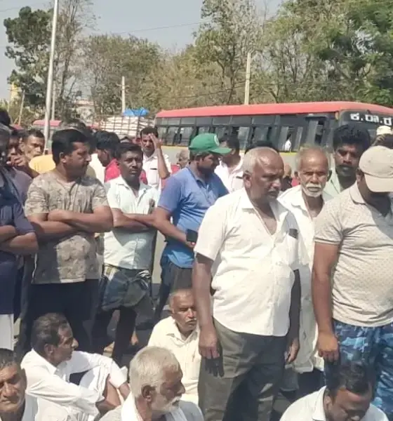 Farmers protest in Chikkanayakanahalli demanding extension of coconut purchase period