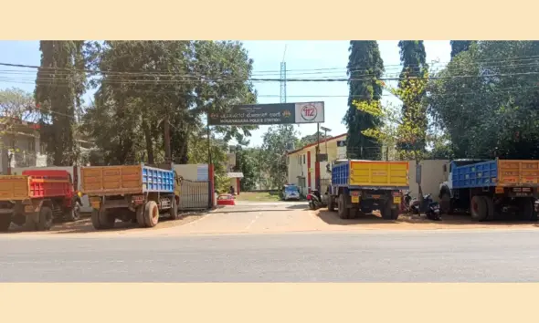 Illegal Sand transporting 5 tipper lorries seized