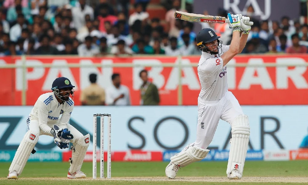 Zak Crawley lofts over the straight boundary for six