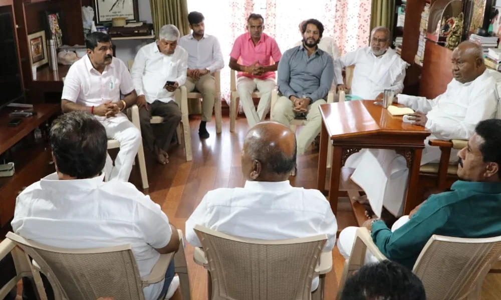 Lok Sabha Election 2024 Mandya Lok Sabha constituency meeting with Deve Gowda residence