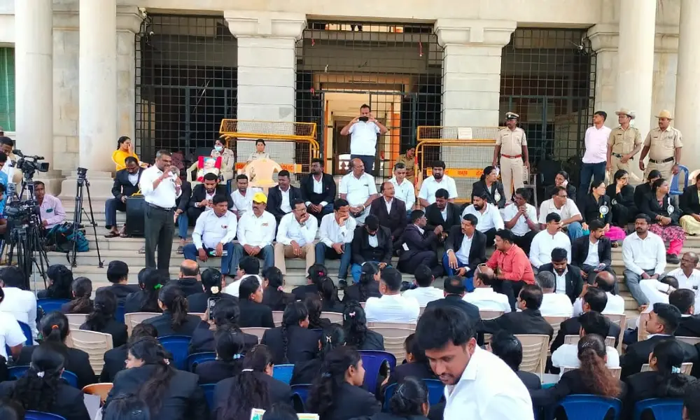 Ramanagara issue protest by Lawyers