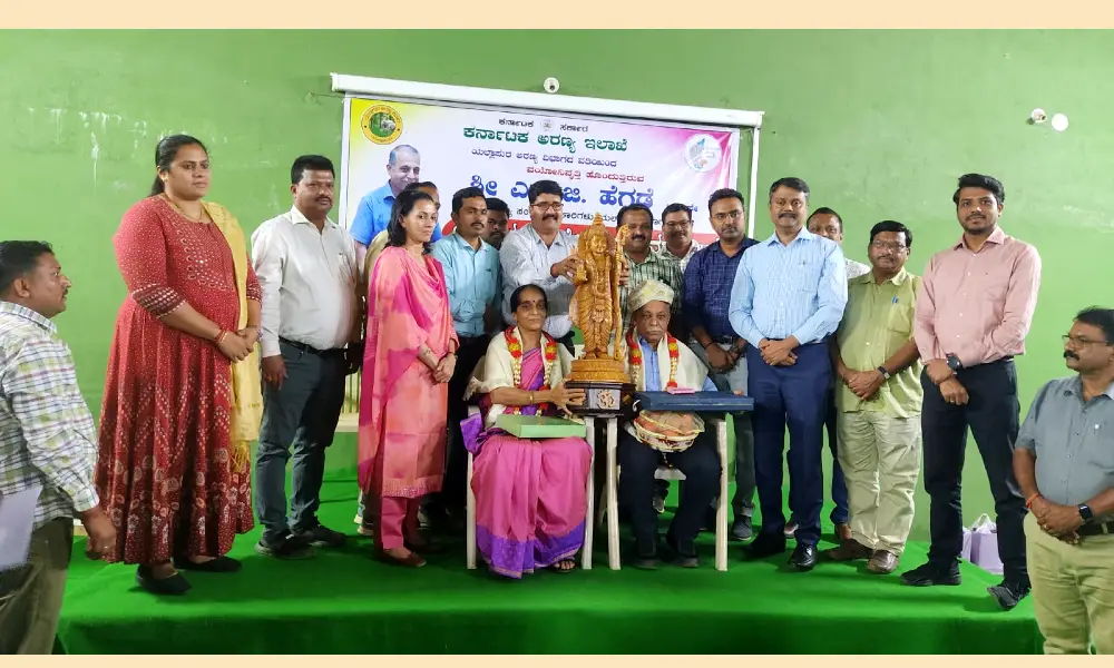 Yallapur Forest Division DCF S G Hegade Farewell ceremony in Yallapur