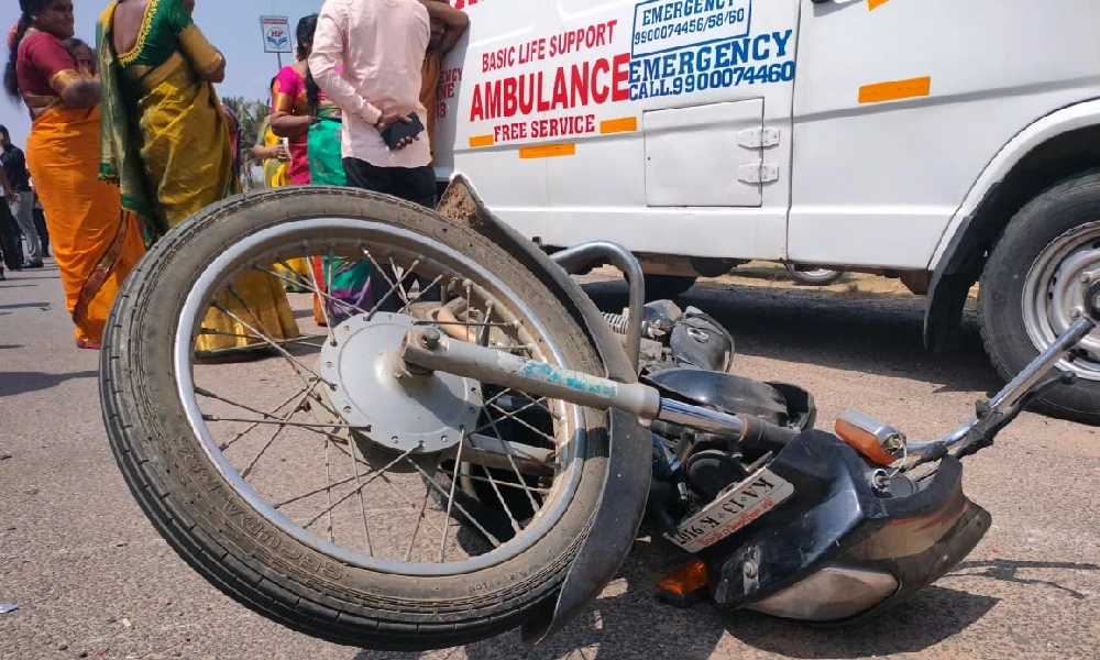 car collided with the bike Death of husband and wife