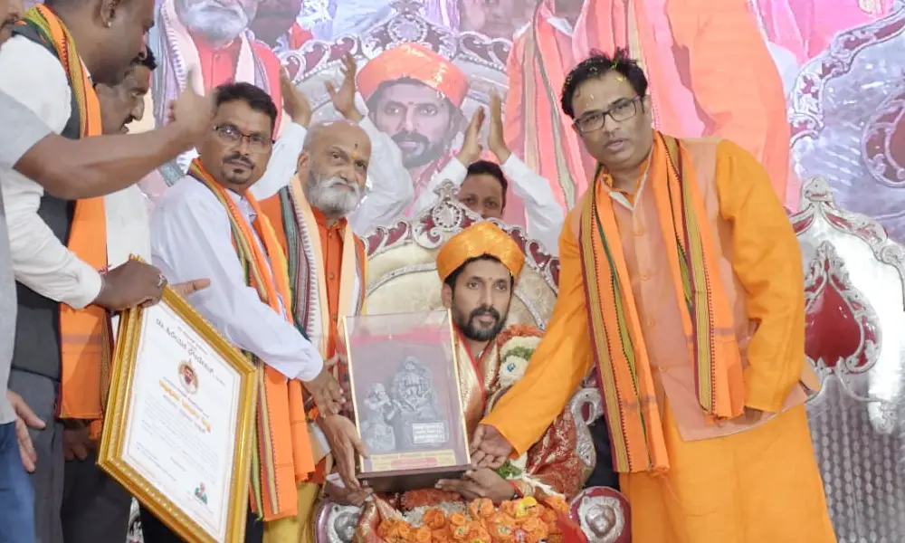 Arun Yogiraj conferred with prestigious 'Abhinava Amarashilpi' award in Karwar