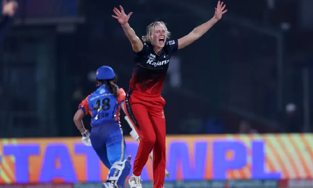 Ellyse Perry belts out an appeal on her way to figures of 4-0-15-6