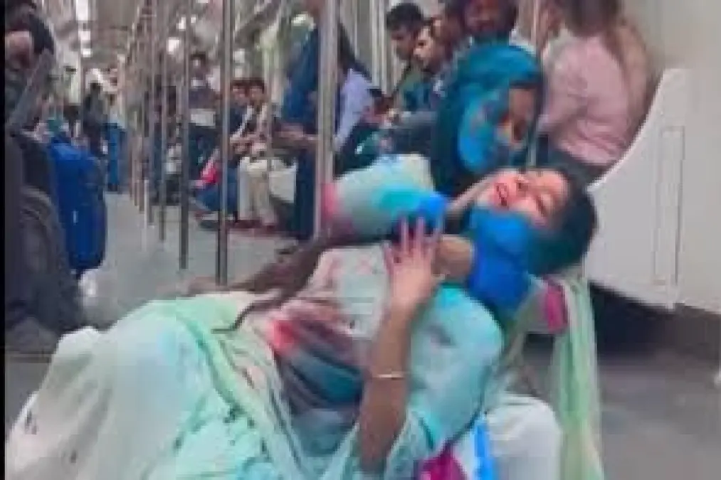 Viral News: Holi at delhi metro