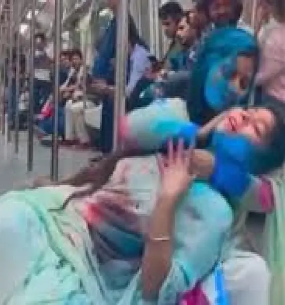 Viral News: Holi at delhi metro