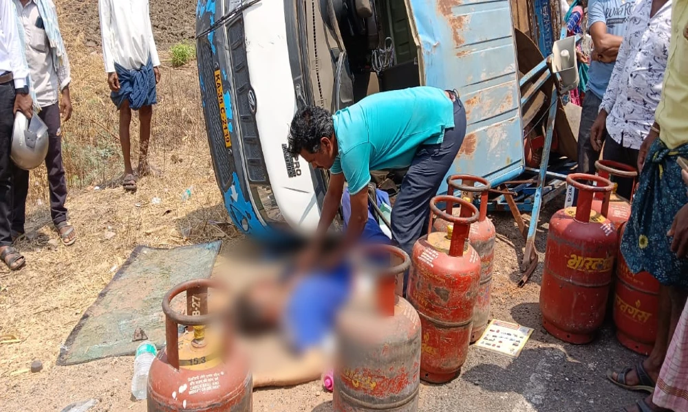 Vehicle carrying cylinder overturns Supplier dies on the spot