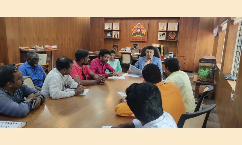 Vijayanagara dc meeting with representatives of various political parties about lok sabha election