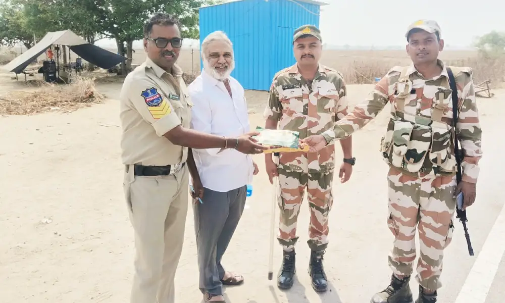 Biscuits, drinking water distributed to Checkpost staff by Ballari Sri Sai Seva Trust