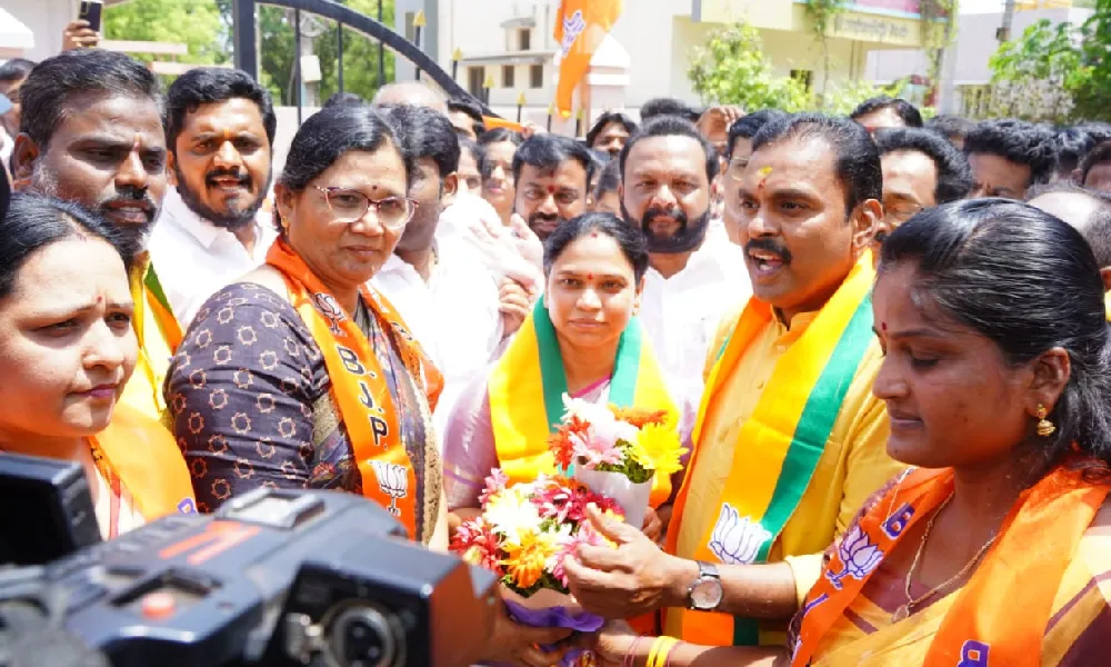 Lok Sabha Election 2024 Janardhana Reddy wife arrives at BJP office after 13 years