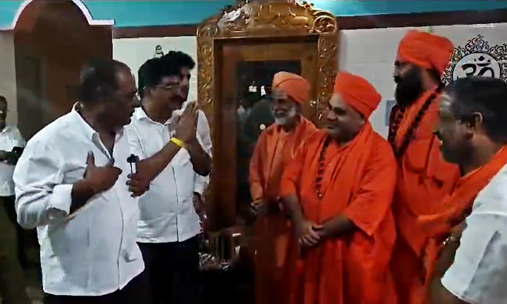 Mandya Lok Sabha constituency Congress candidate Venkataramane Gowda visit B G pura matha