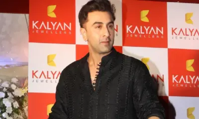Ranbir Kapoor stunned as photographer abuses in front of him