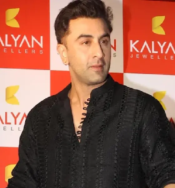 Ranbir Kapoor stunned as photographer abuses in front of him