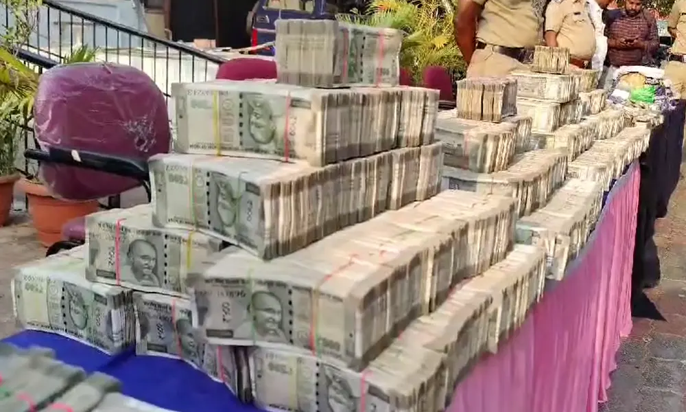 Lok Sabha Election 2024 Rs 5.6 crore seized from jewellers owner house in Bellary 3 kg gold, 68 kg silver recovered