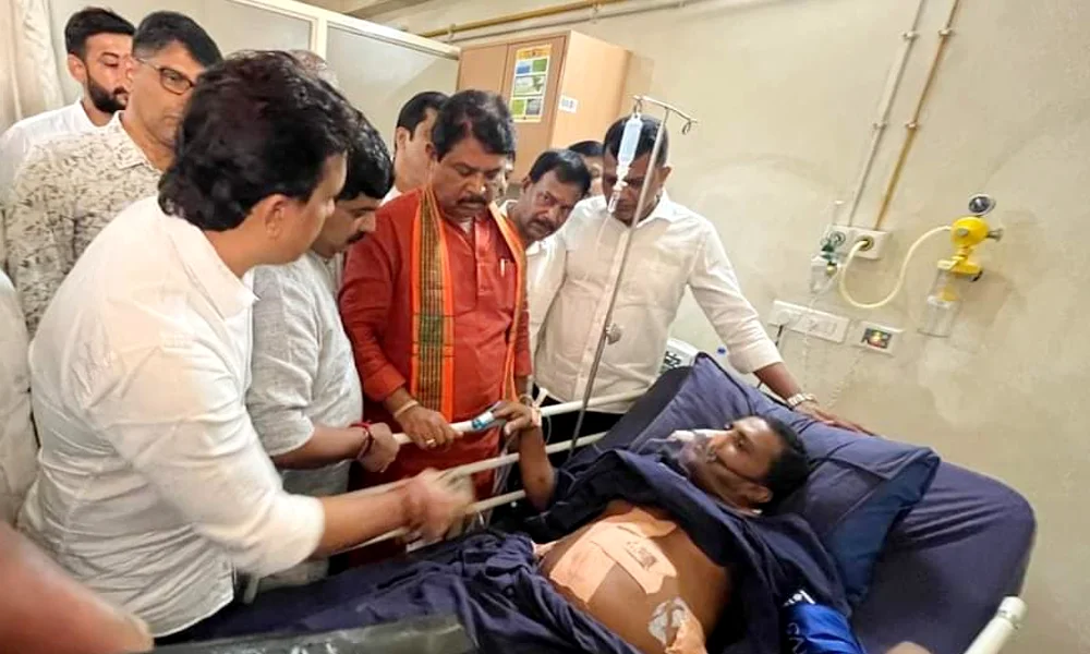 Opposition party leader r ashok visit mangalore hospital