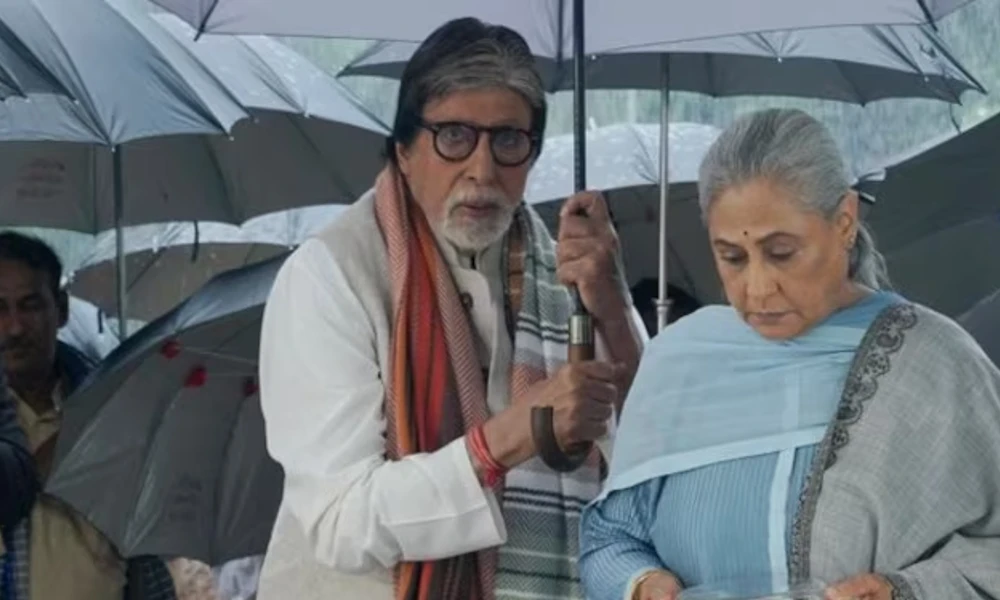 Amitabh Bachchan holds umbrella for Jaya Bachchan