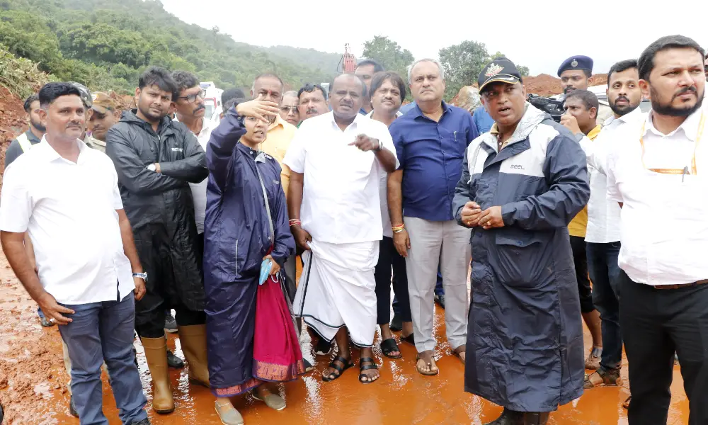 Union Minister HD Kumaraswamy visited the place where the hill collapsed in Uttara Kannada