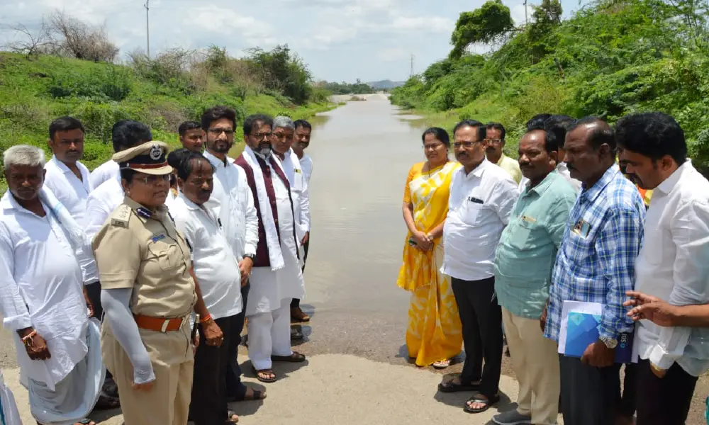 Kolluru bridge inundation by Krishna river flood Chalavadi Narayanaswamy visits the flood damaged area