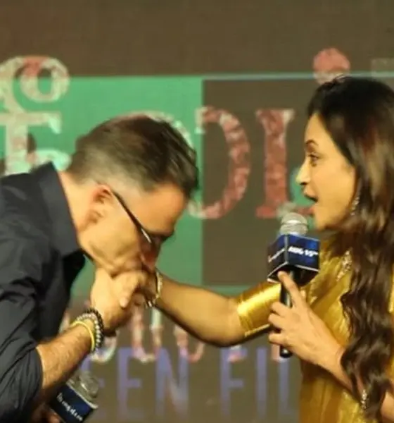 Chiyaan Vikram danie caltagirone kissed hand on stage