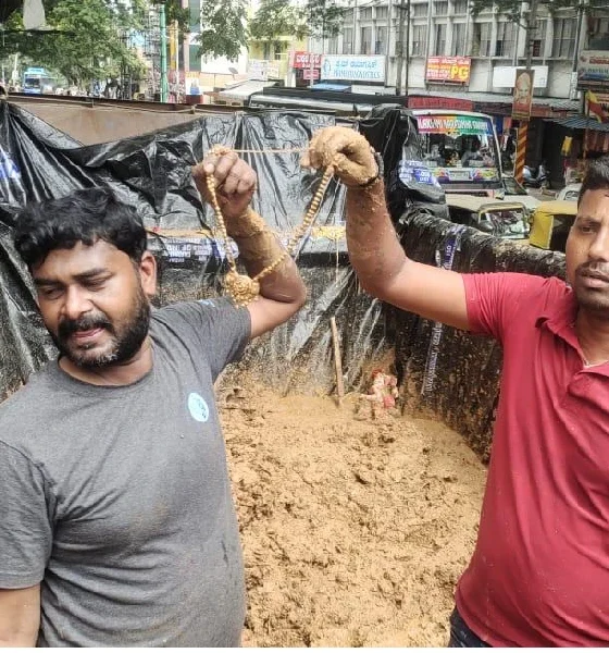 Youth immerse Ganesh with 65 grams of gold chain