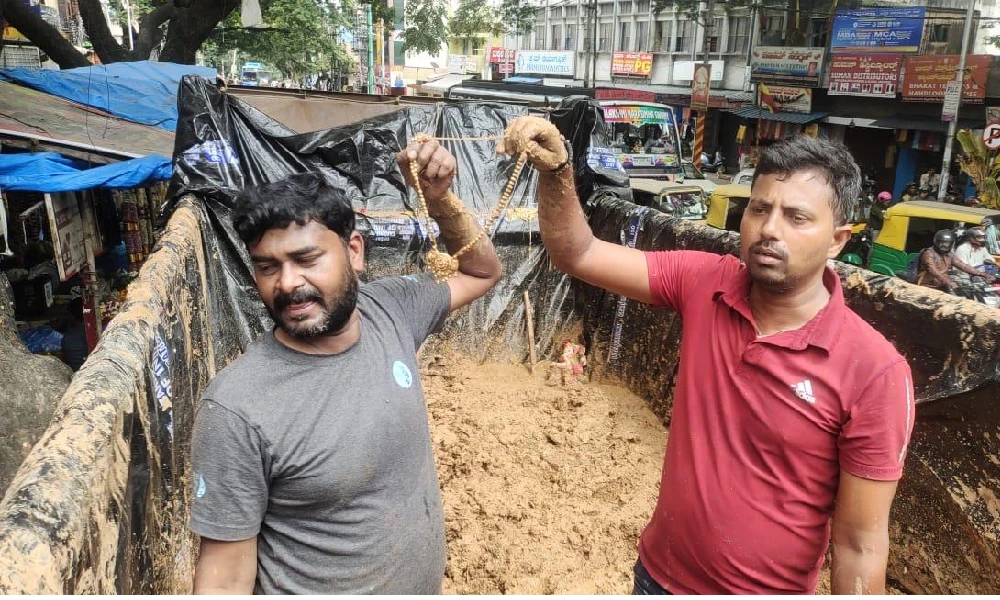 Youth immerse Ganesh with 65 grams of gold chain