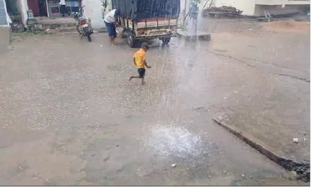 moderate rains and at isolated to scattered heavy to very heavy rains associated with thunderstorm